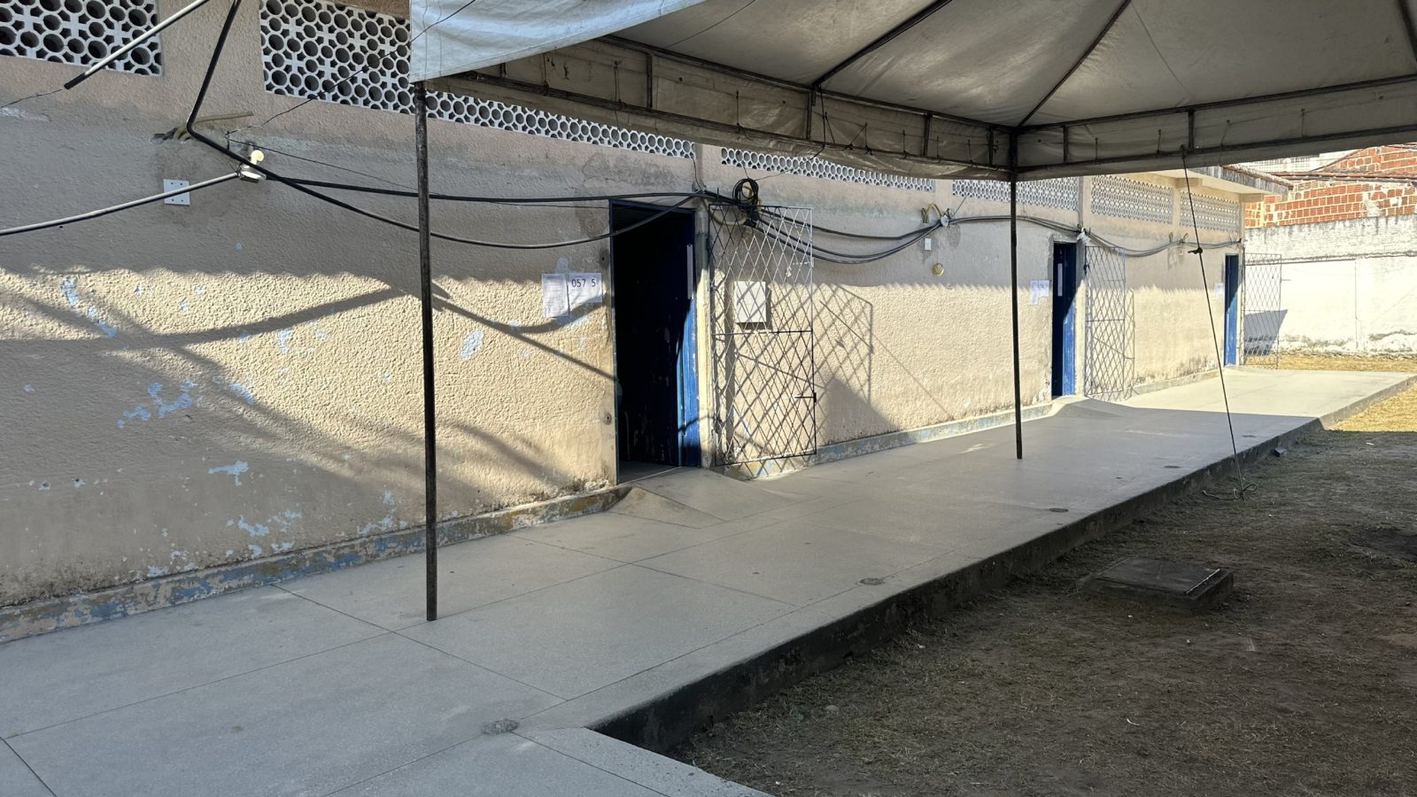 Corredor da seção 57, sem fila, na Escola Estadual Alfredo Mesquita Filho