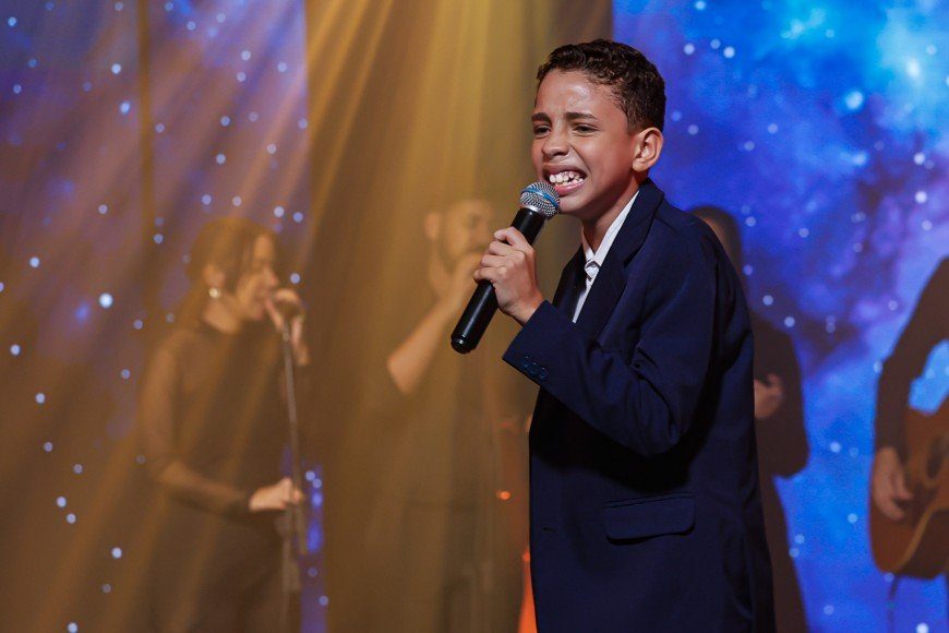 O cantor Davi Francisco, de 13 anos, na gravação de "É Ele"