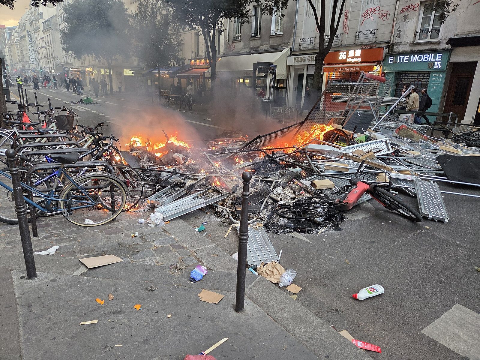 Barricada incendiada na rua Beaubourg, em Paris, durante os protestos do sábado (17)