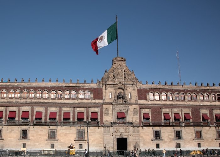 Bandeira do México no Palácio Nacional, sede do governo, na Cidade do México (Foto: Canva pro)