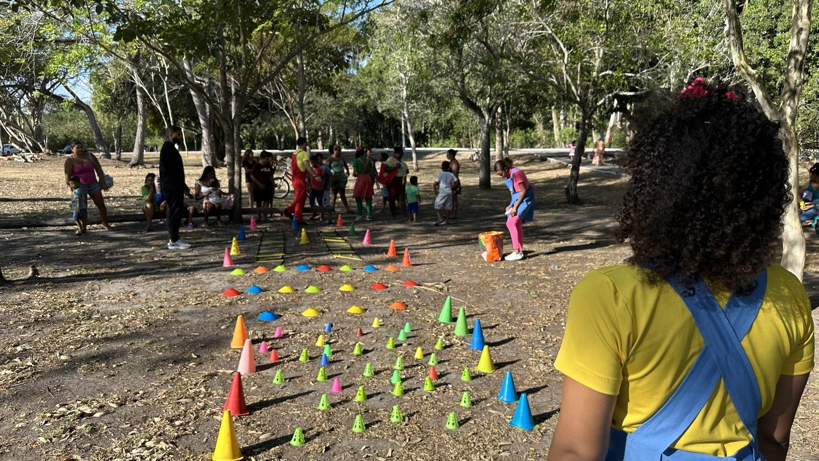 Recreadora observa o circuito de cones coloridos e escadas de agilidade montado embaixo das árvores do Solar Ferreiro Torto
