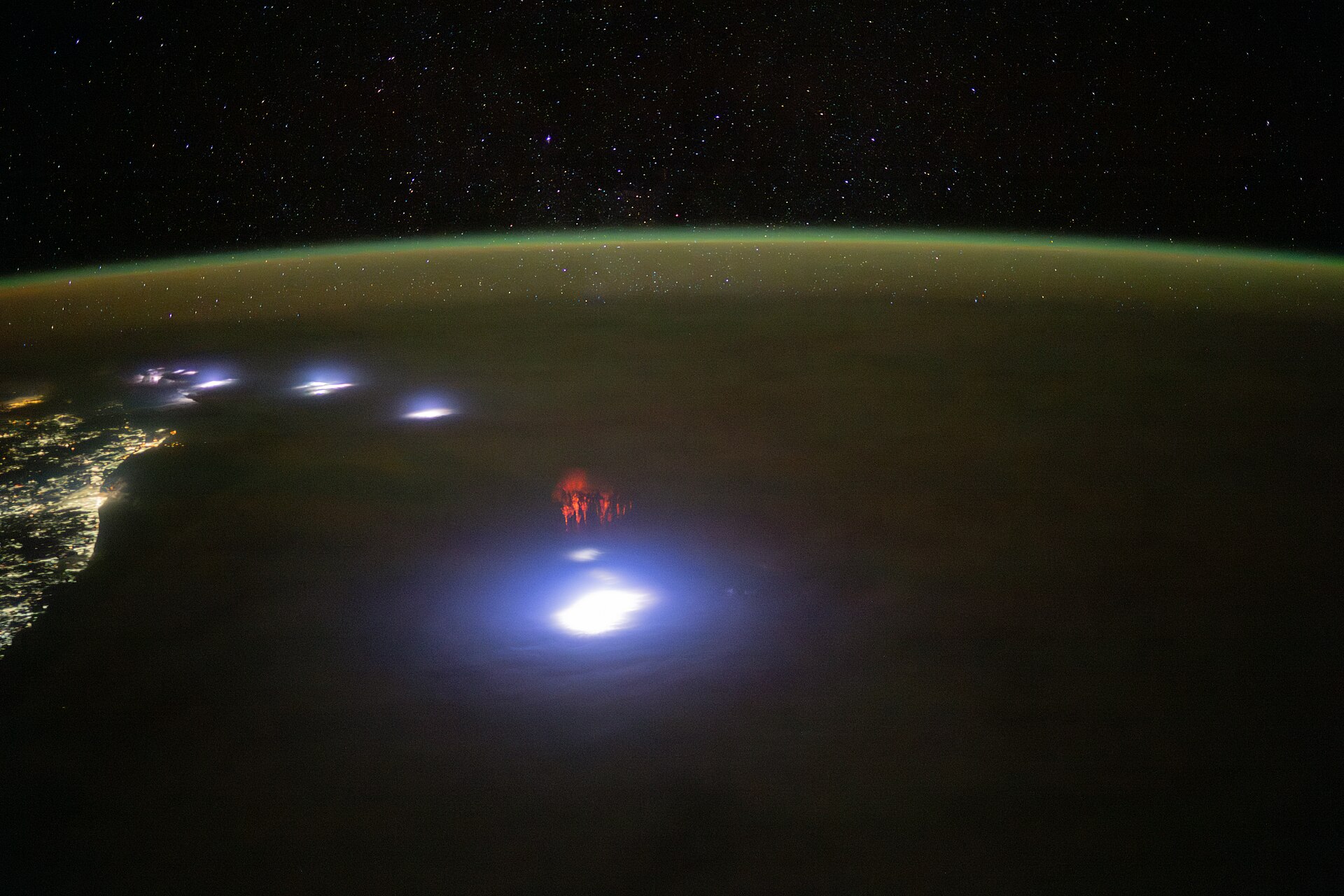 Foto ilustrativa: sprites vermelhos vistos da Estação Espacial Internacional, sobre a África do Sul, em junho de 2024; não é uma imagem de Florian Riou