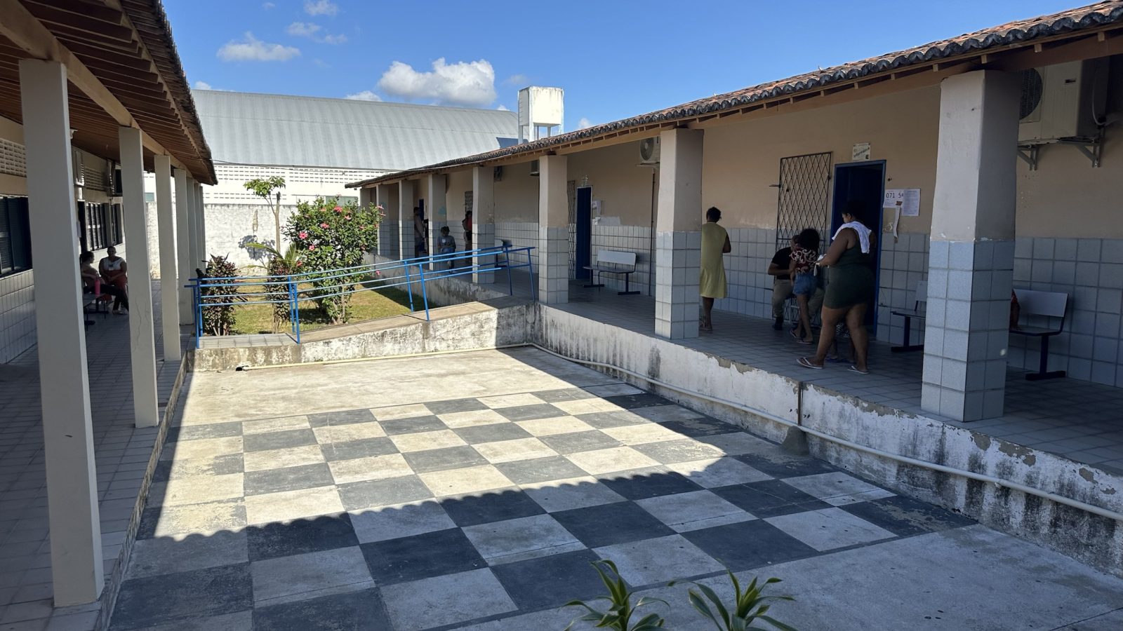 Eleitores nos corredores da Escola Estadual Arcelina Fernandes, sem fila, por volta das 15h