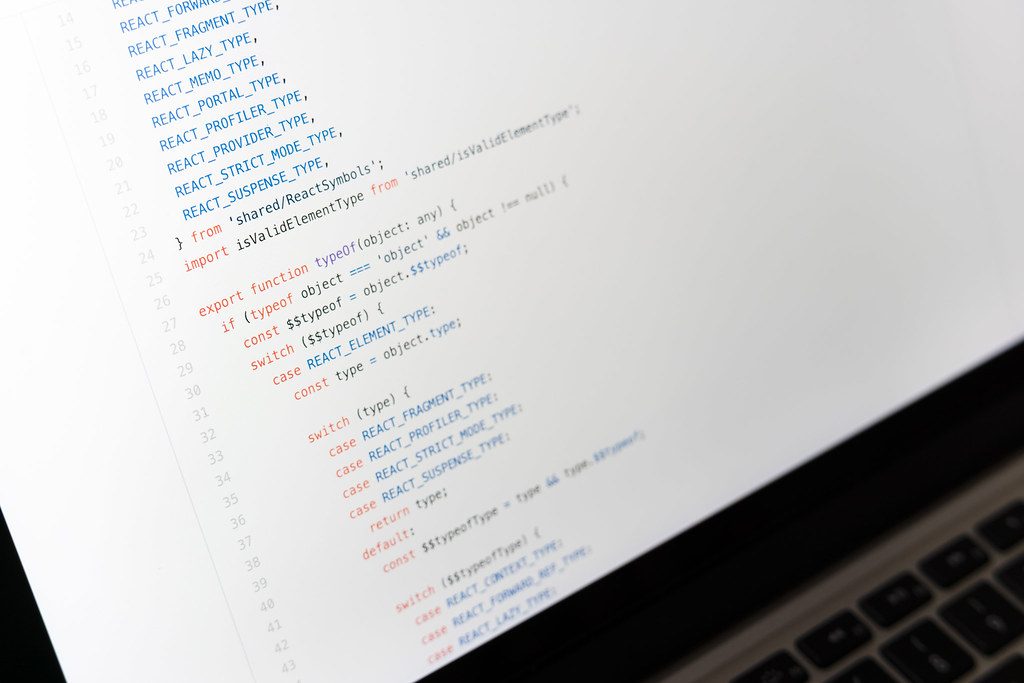 Foto ilustrativa: código de programação na tela de um notebook