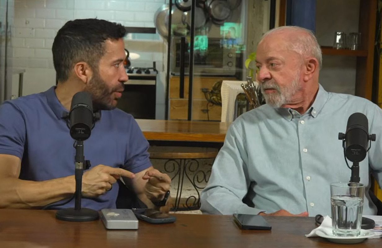 Lula e o deputado André Janones durante live na noite de quinta-feira (22)