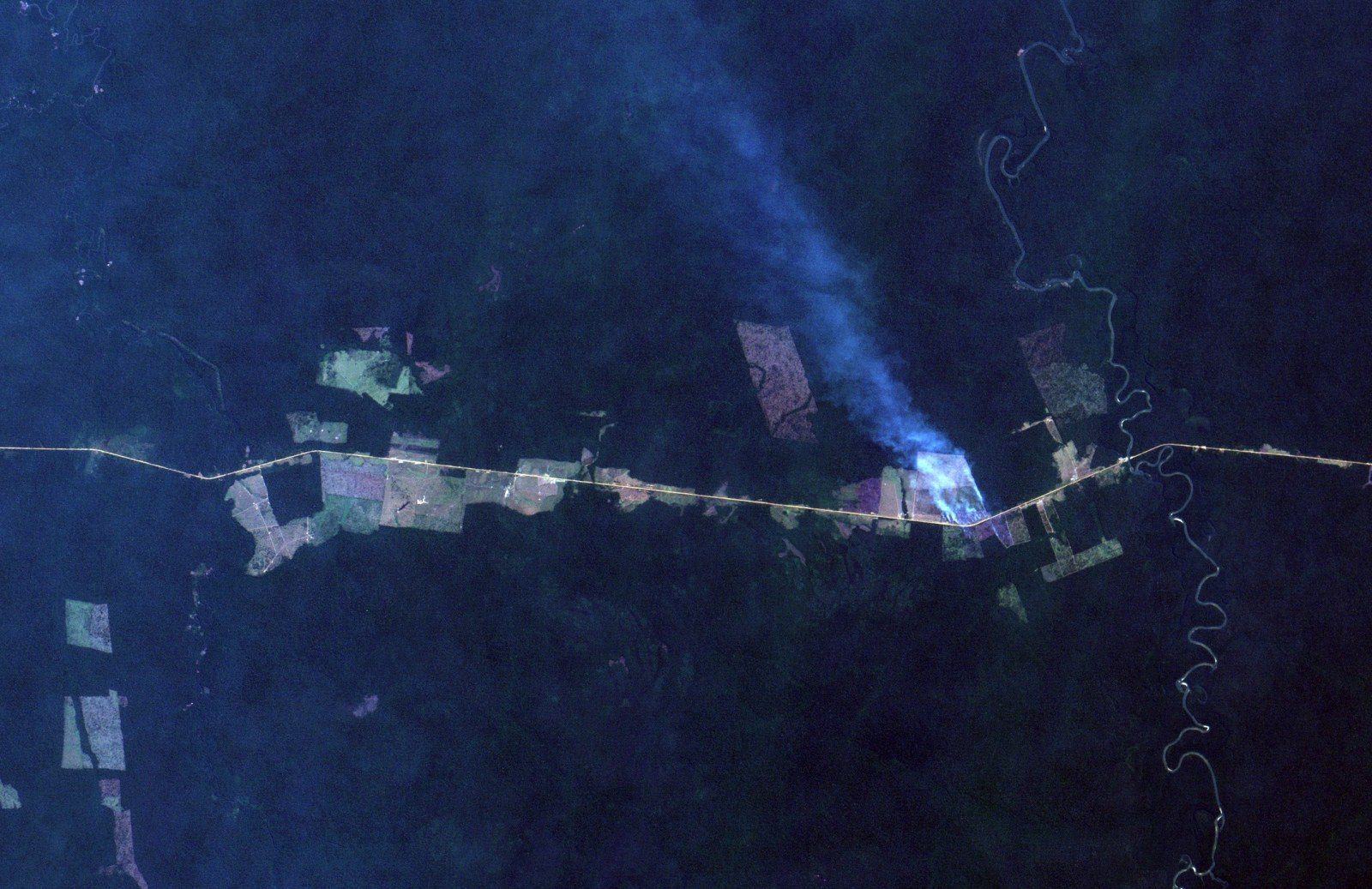 Foto ilustrativa: imagem de satélite de uma queimada às margens da Transamazônica, em Canutama (AM), em 2019