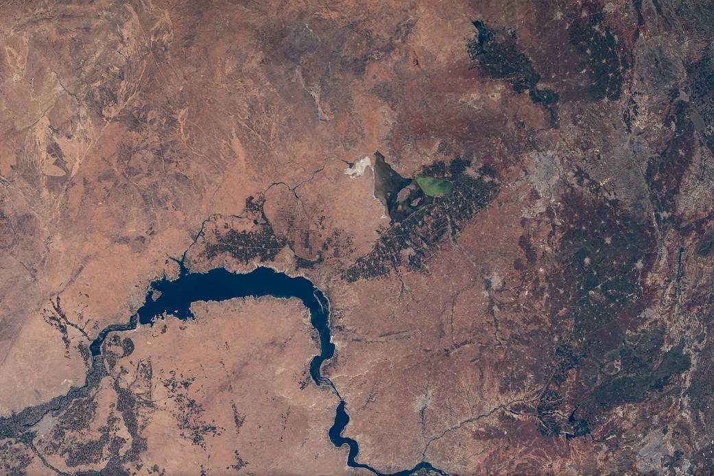 O rio Eufrates atravessa o Lago Assad, reservatório da represa de Tabqa, na Síria, em foto feita da Estação Espacial Internacional em 22 de abril de 2021