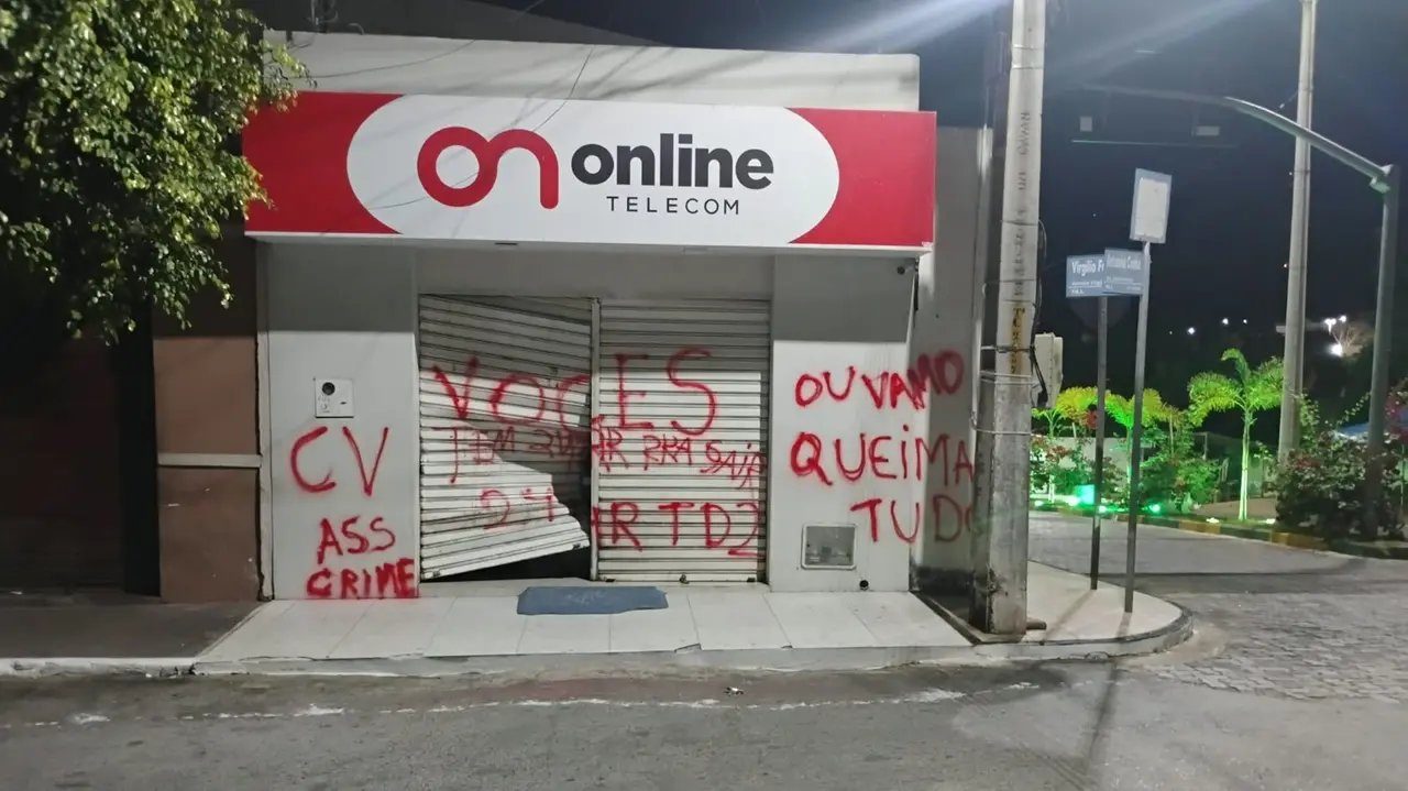 Fachada da Online Telecom, em Alcântaras, pichada e com o portão arrombado na madrugada desta sexta-feira (16)