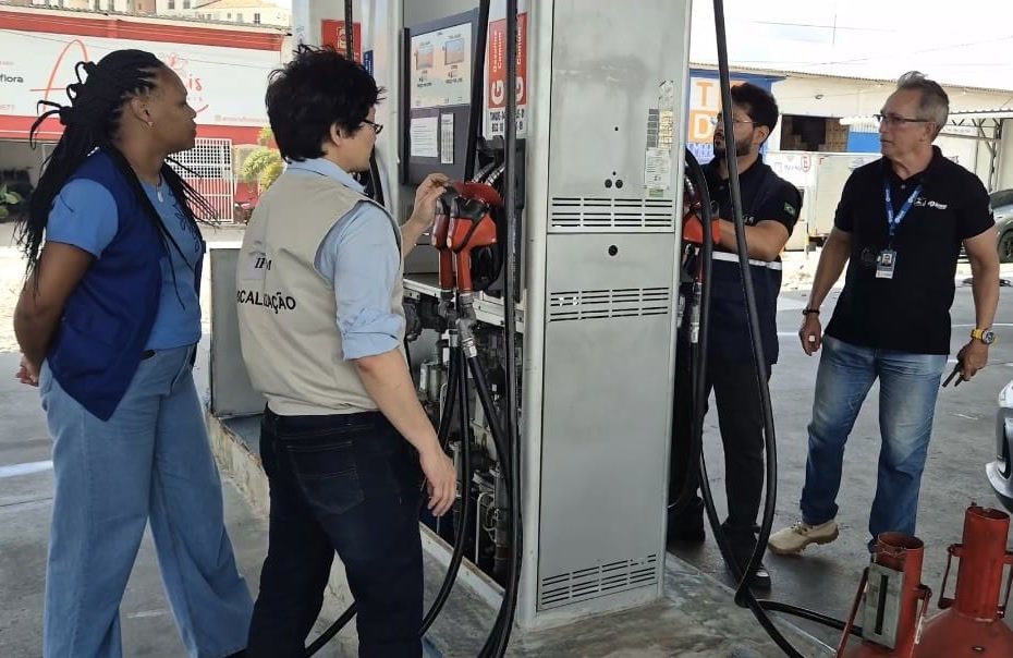 Fiscais do Ipem-RN e da ANP conferem uma bomba de combustível durante a fiscalização nos postos.