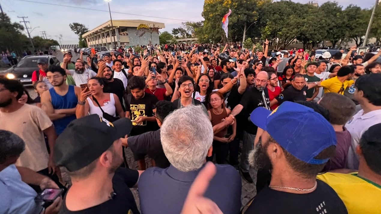 Grupos de direita e de esquerda frente a frente no campus da UFRN, em Natal, nesta segunda-feira (19)