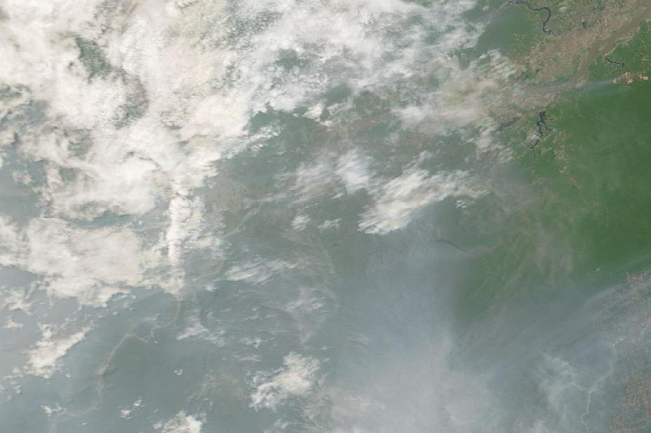 Imagem de satélite da NASA (Terra/MODIS) de 10 de outubro, dia de pico dos focos, mostra a fumaça sobre o Amazonas; Manaus fica junto ao encontro dos rios Negro e Solimões