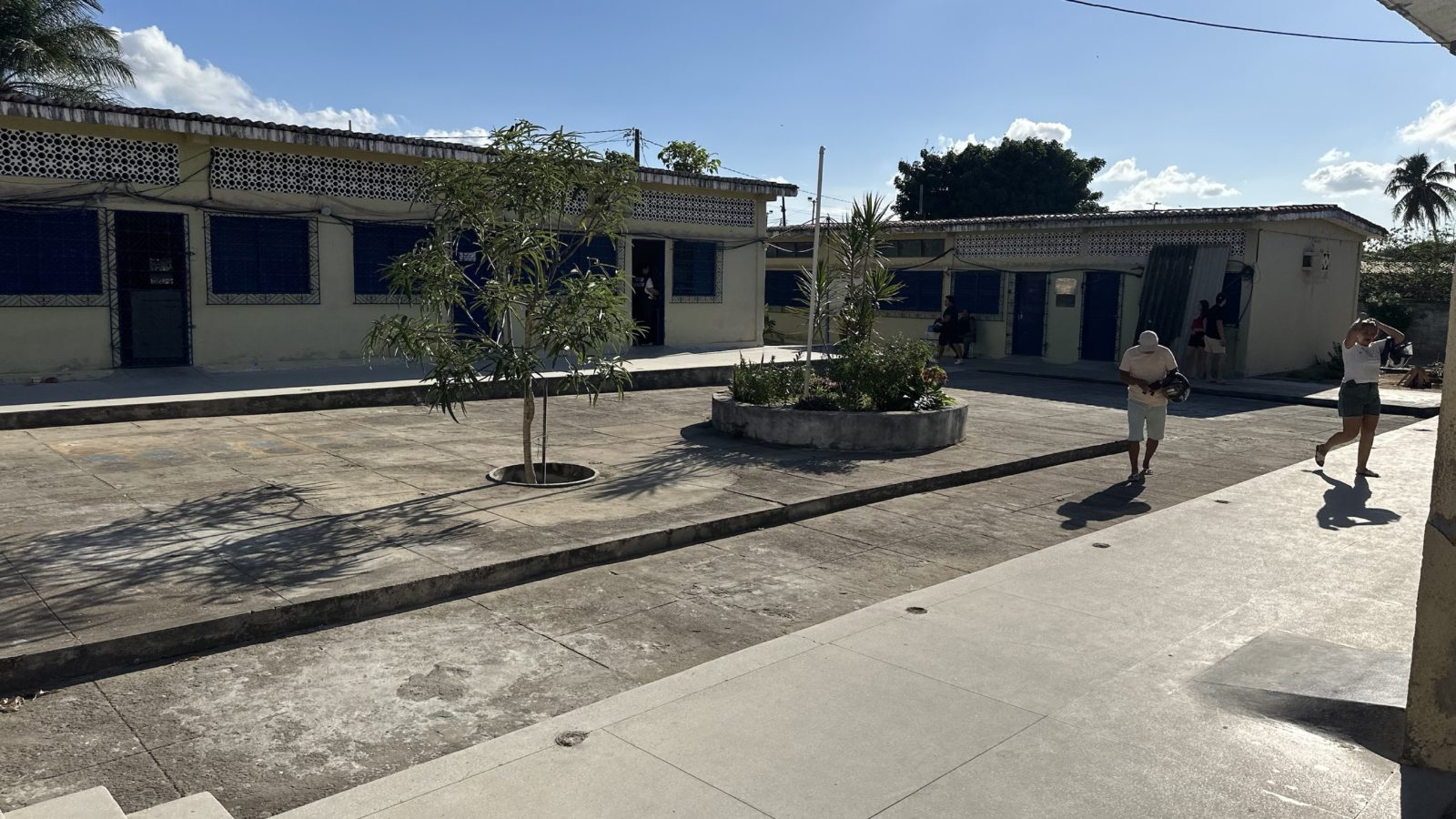 Pátio da Escola Estadual Alfredo Mesquita Filho, o maior local de votação de Macaíba, na tarde do 2º turno