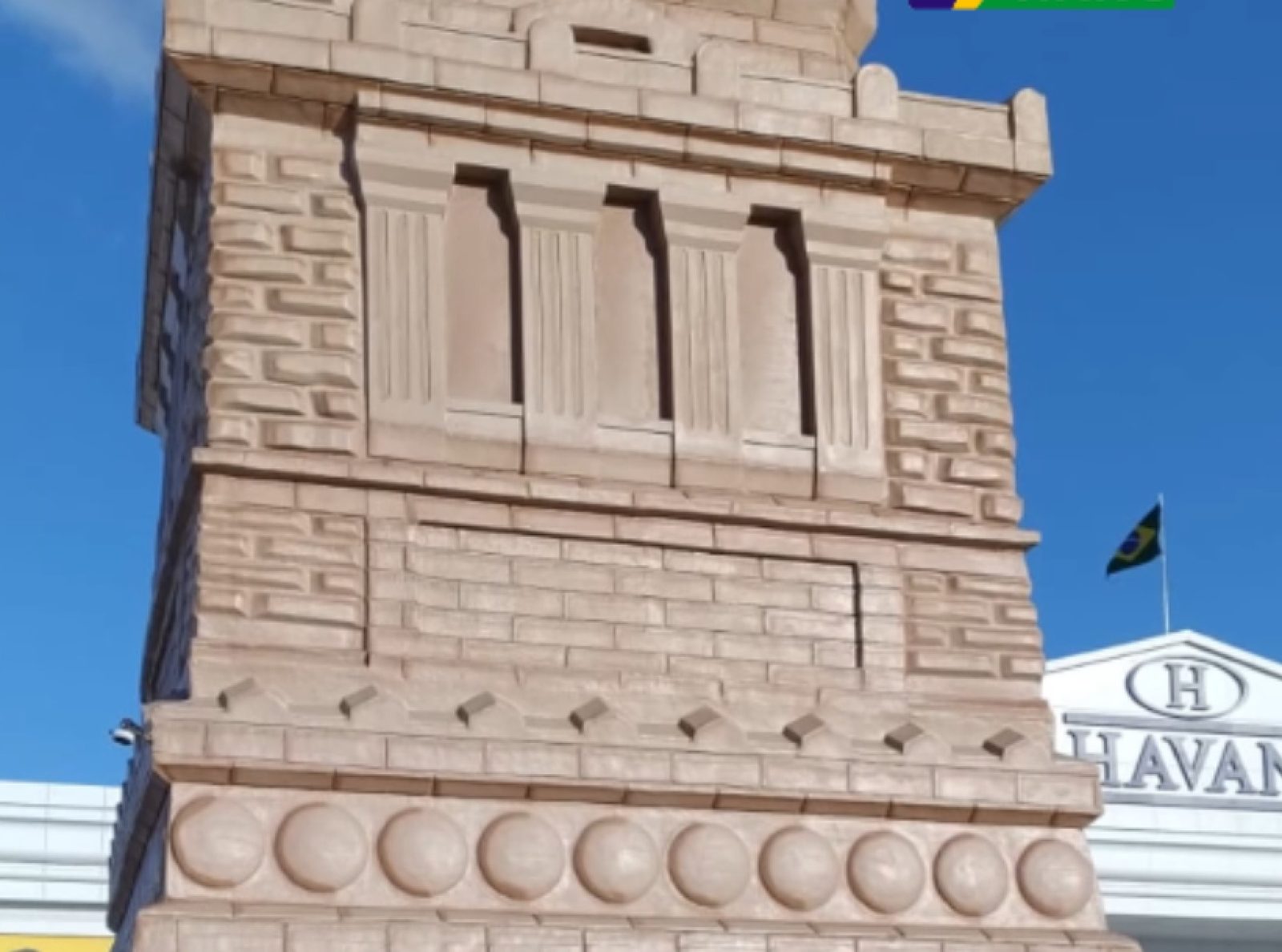 Base da réplica da Estátua da Liberdade na loja da Havan em Natal; recorte de imagem divulgada pela empresa, sem a pichação, que fica na parte inferior da base