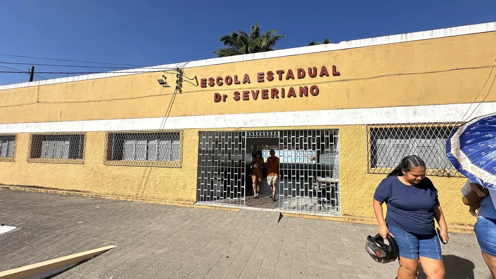 Eleitores deixam a Escola Estadual Dr. Severiano depois de votar