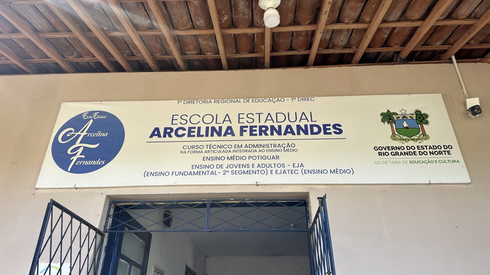 Entrada da Escola Estadual Arcelina Fernandes, no Centro de Macaíba
