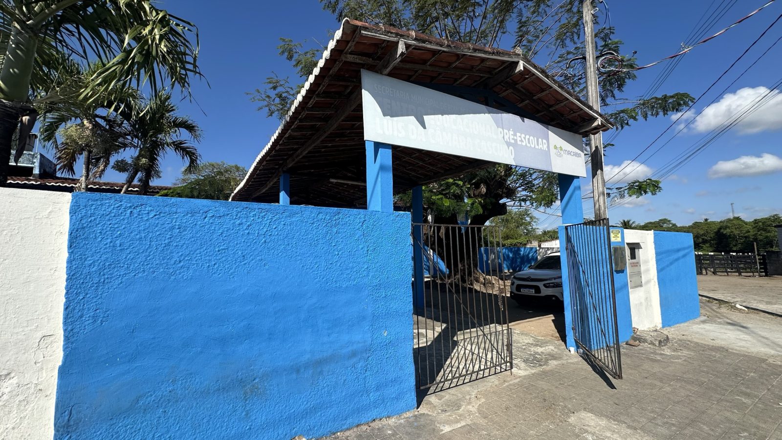 Entrada do Centro Educacional Pré-Escolar Luís da Câmara Cascudo, no Centro de Macaíba, sem fila