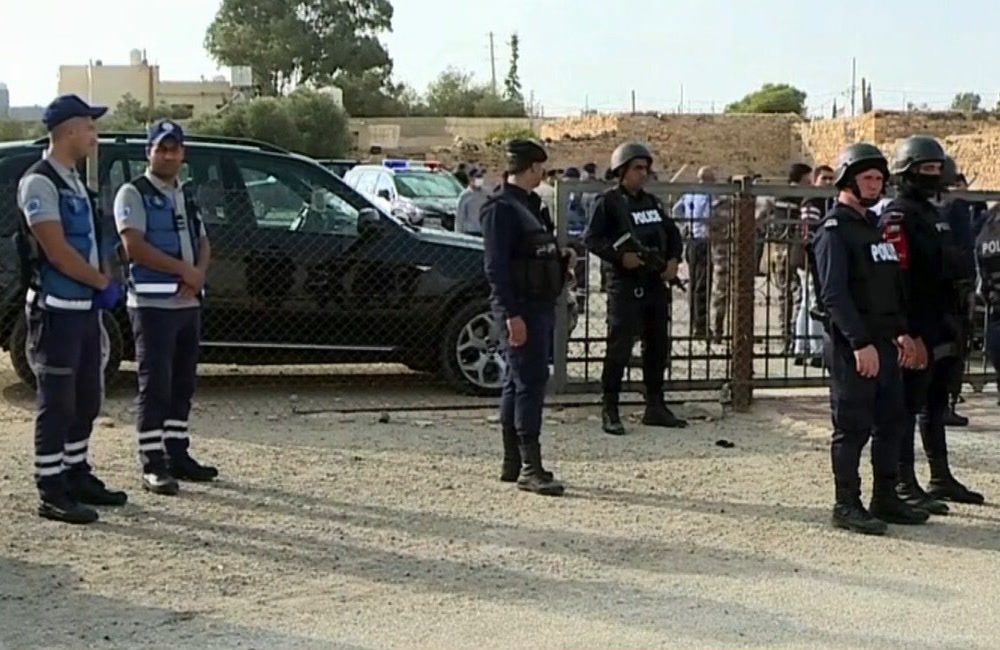 Forças de segurança em frente à igreja atacada em Karak, em imagem da emissora pública jordaniana Al-Mamlaka
