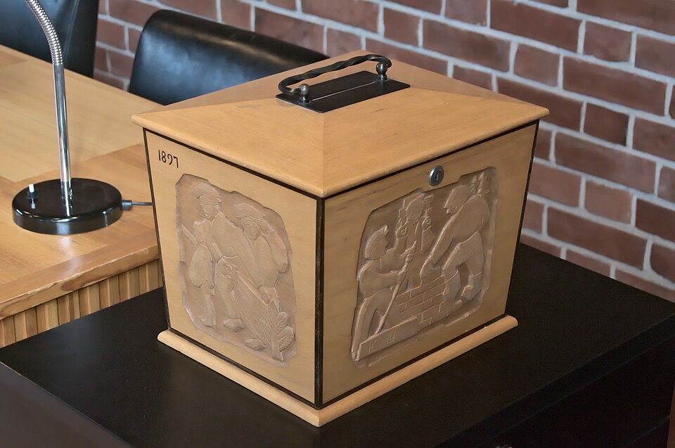 Foto ilustrativa: Säynätsalo Town Hall council chamber ballot box
