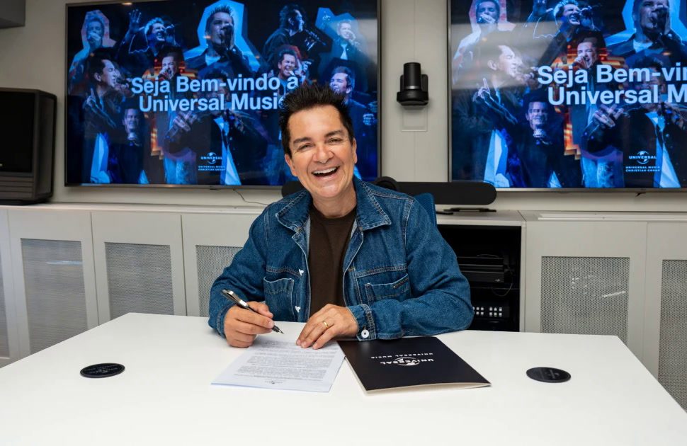 Régis Danese na assinatura do contrato com a Universal Music Christian Group, no escritório da gravadora no Rio de Janeiro