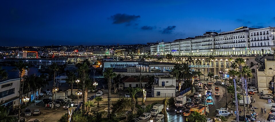 Foto ilustrativa: At night in Algiers, Algeria