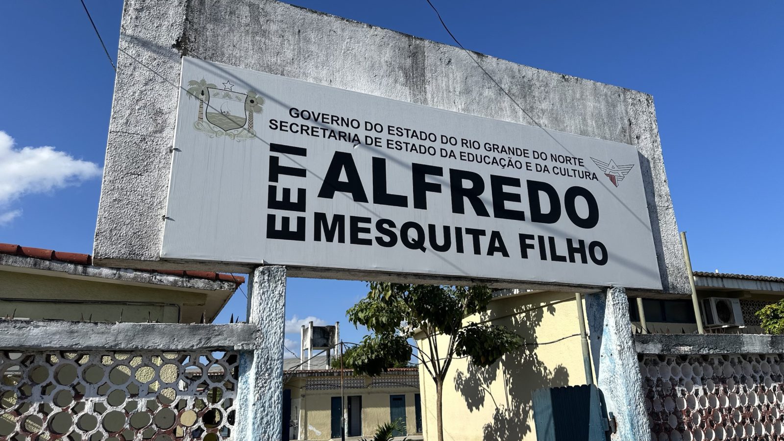 Entrada da Escola Estadual Alfredo Mesquita Filho, no Centro de Macaíba