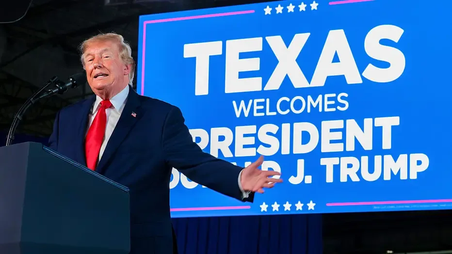 Donald Trump discursa em comício republicano no Texas, onde comentou sobre as eleições e citou o Brasil.