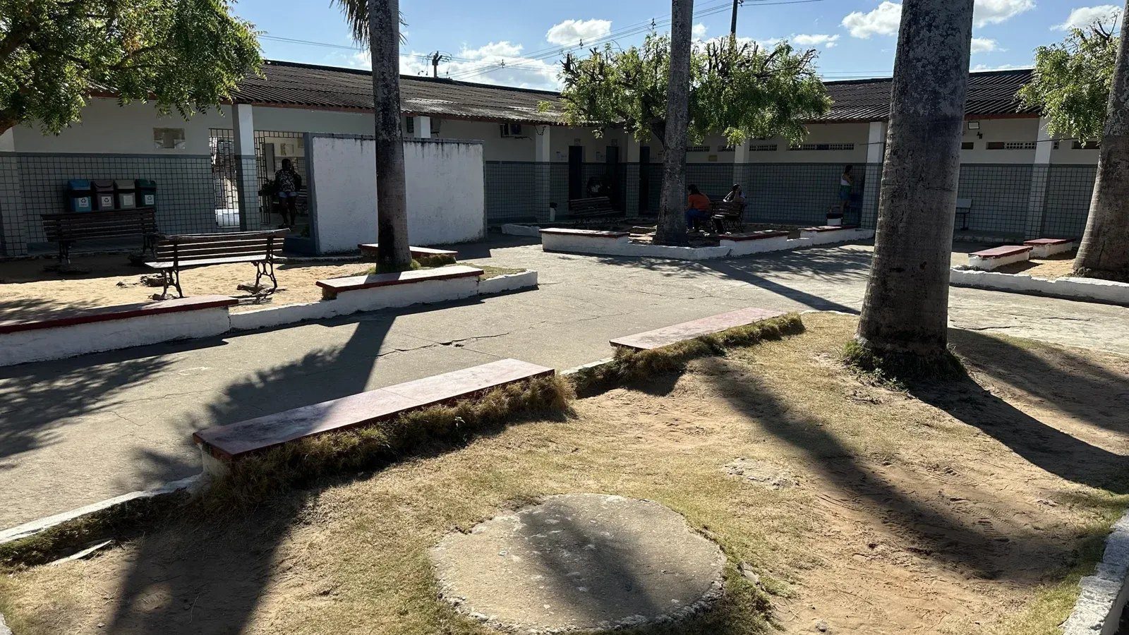 Pátio da Escola Estadual Dr. Severiano, local de votação em Macaíba, no início da tarde