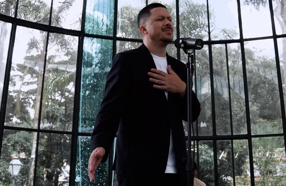 Bob Jonathan na gravação da versão acústica de "Deus Onisciente"