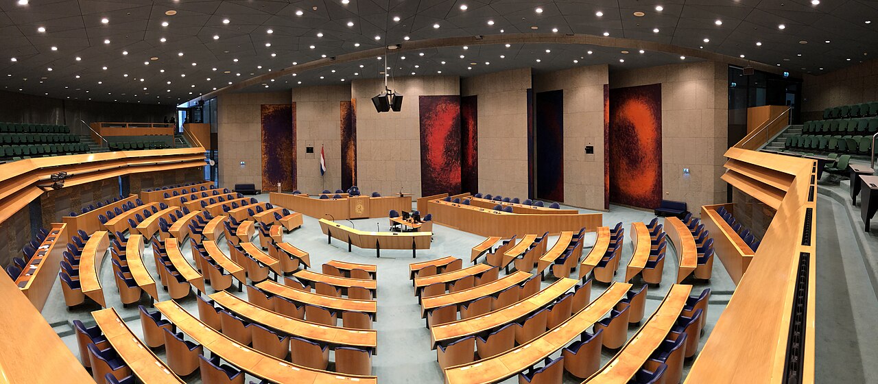 Foto ilustrativa: plenário da Tweede Kamer, em Haia (Países Baixos); a imagem não é da votação