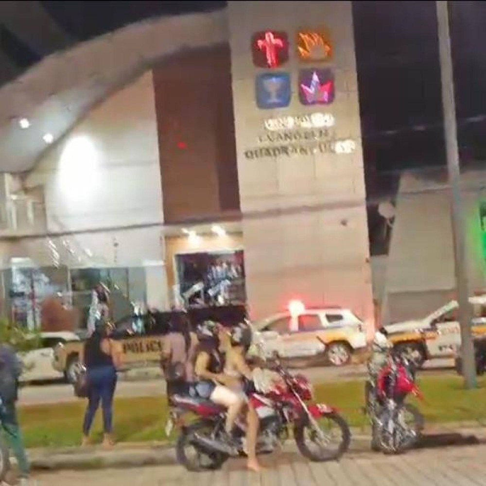 Viaturas da Polícia Militar em frente à Igreja do Evangelho Quadrangular, na Avenida Brasil, no Centro de Governador Valadares