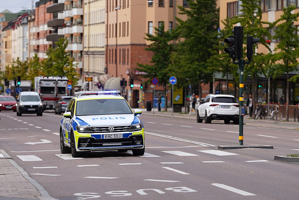 Foto ilustrativa: Swedish police car with lights on