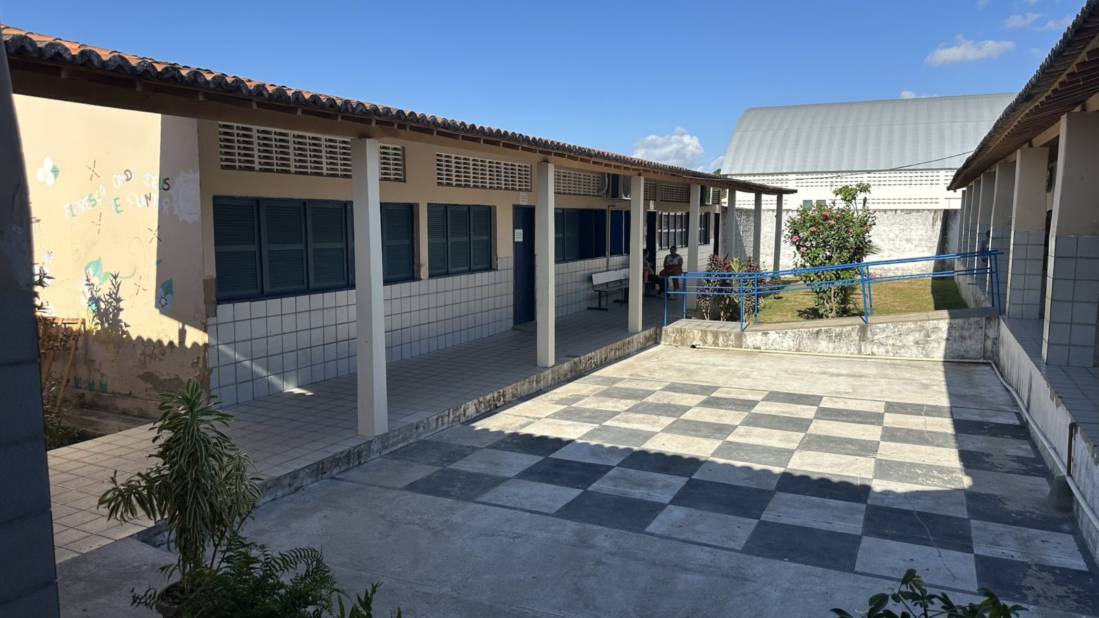Pátio da Escola Estadual Arcelina Fernandes vazio durante a votação