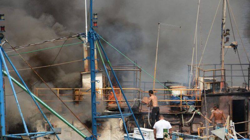 Embarcação em chamas no Rio Potengi mobilizou equipes do Corpo de Bombeiros em Natal